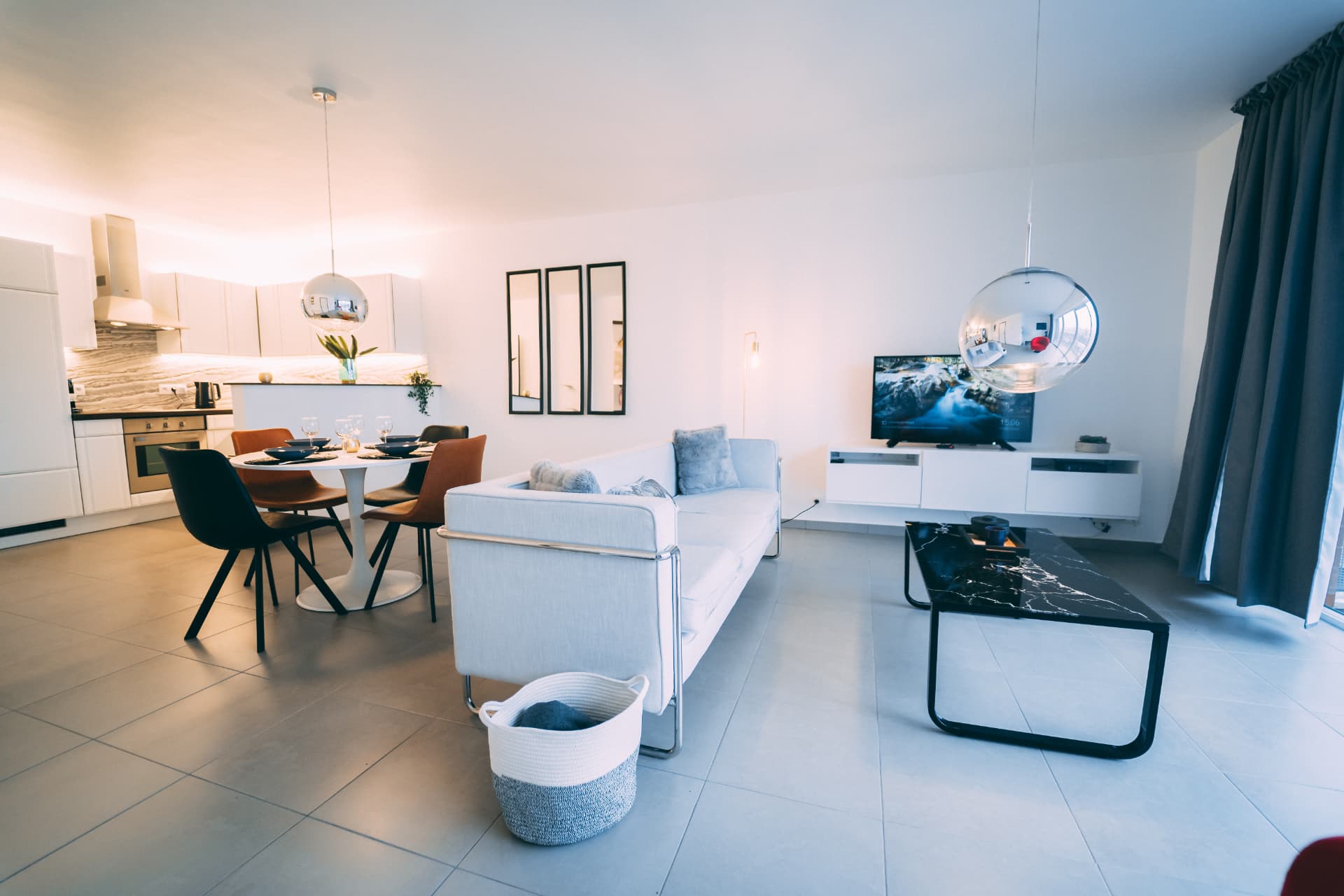 Séjour et coin repas d'un appartement meublé à Mons