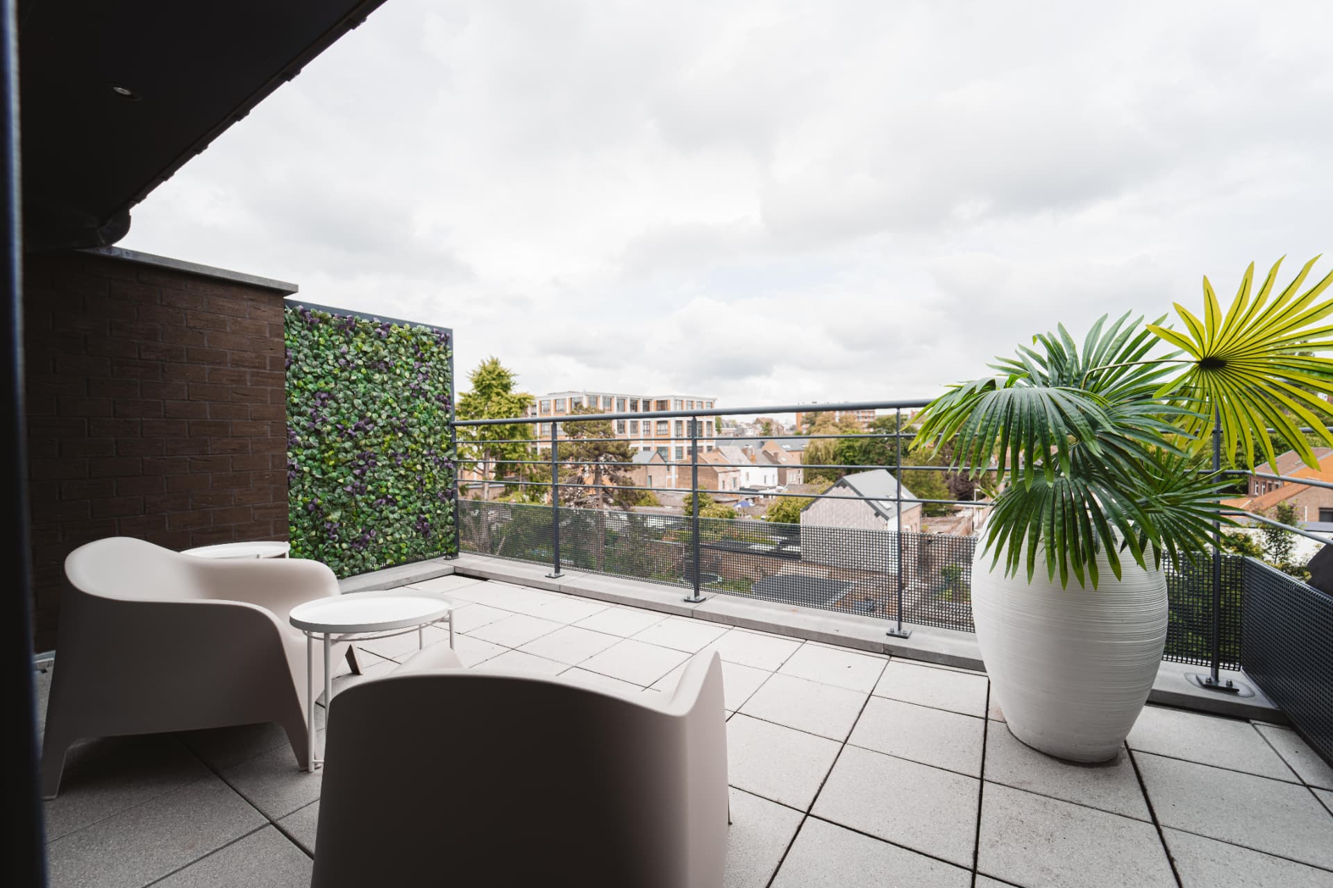 Terrasse d'un appartement meublé à Mons avec vue sur la ville