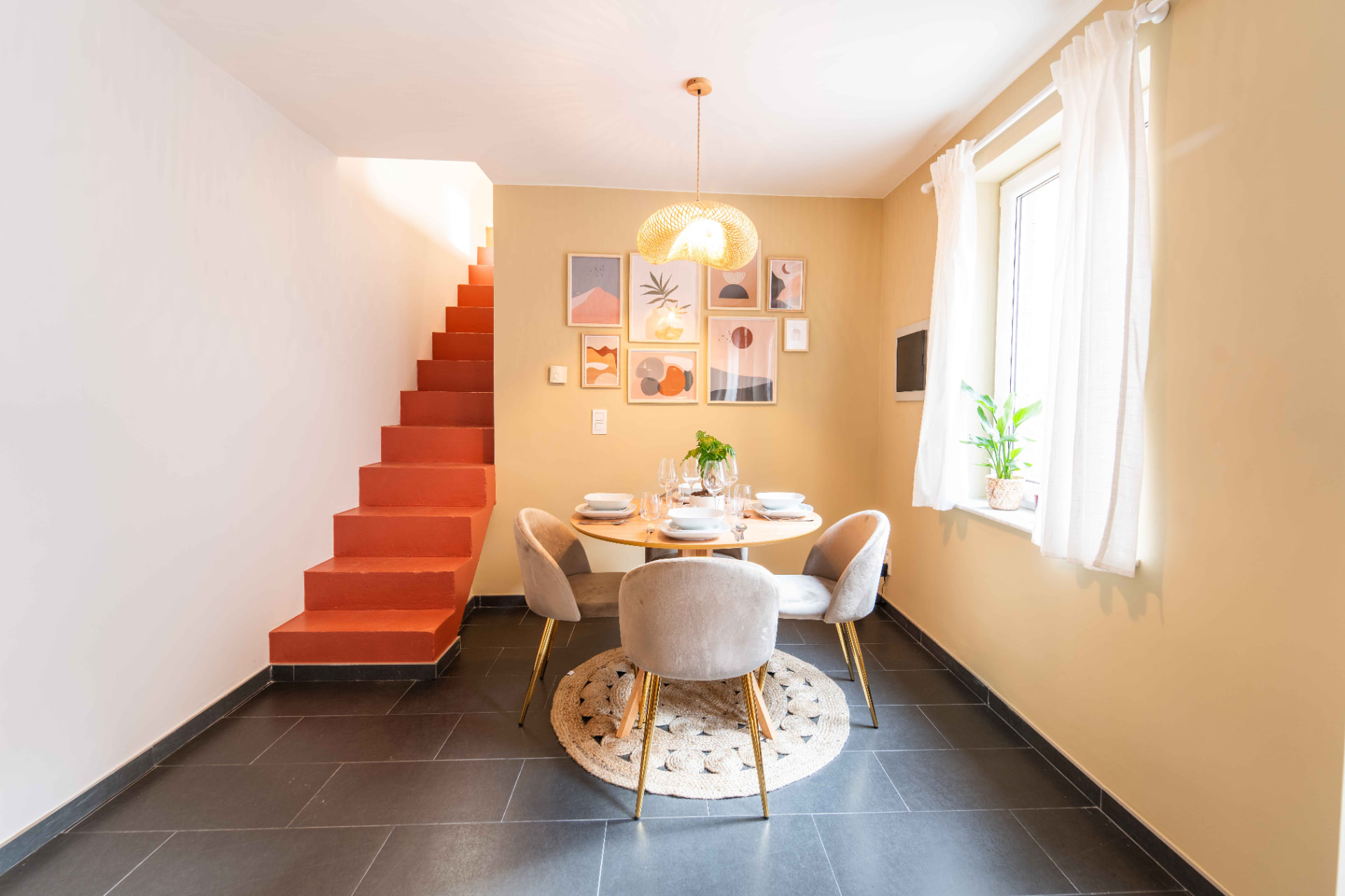 Salle à manger d'un appartement meublé à Mons