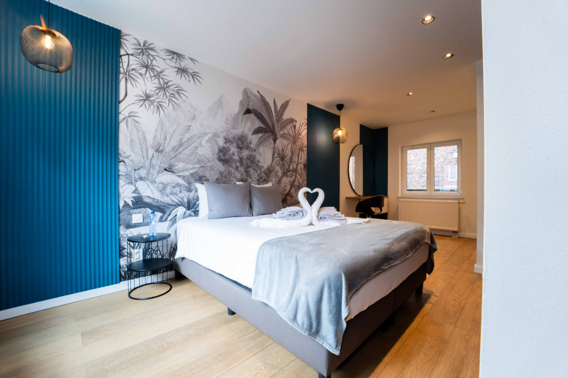 Chambre avec lit double d'un appartement meublé à Mons