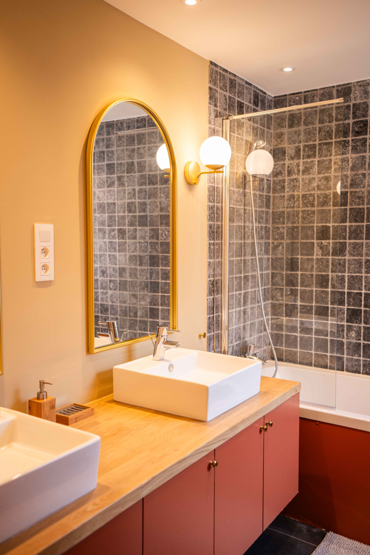 Salle de bains contemporaine d'un appartement meublé à Mons