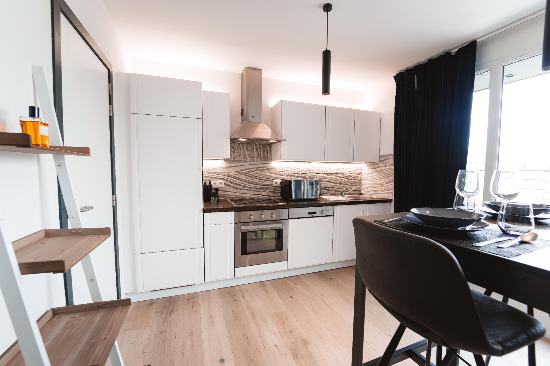 Cuisine équipée ouverte d'un appartement meublé à Mons